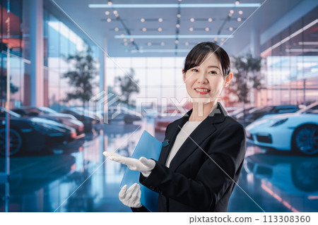 在汽車經銷店工作的年輕女性員工 在汽車經銷店工作的年輕女性員工 113308360