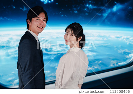 太空旅行的年輕夫婦 113308496