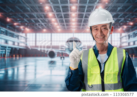 在飛機庫工作的老人 在飛機庫工作的老人 113308577