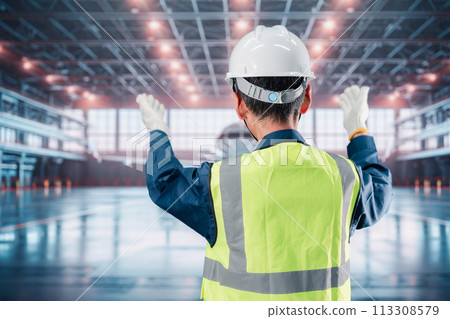 在飛機庫工作的老人 113308579