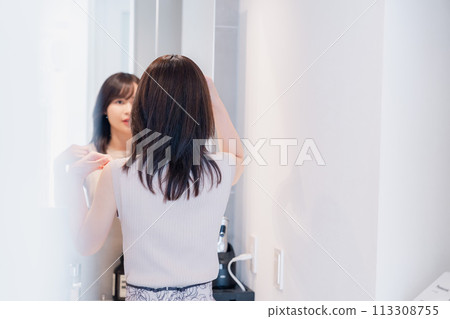 年輕女子早上準備 年輕女子早上準備 113308755