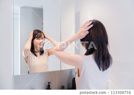 年輕女子早上準備 年輕女子早上準備 113308758