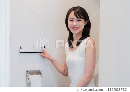 使用坐浴盆的年輕女子 使用坐浴盆的年輕女子 113308782