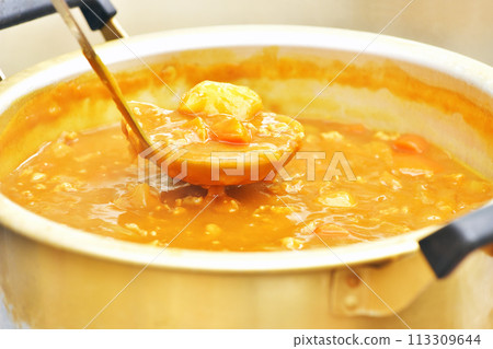 Curry made in a large pot, cooking outdoors, camping curry, image material Curry made in a large pot, cooking outdoors, camping curry, image material 113309644