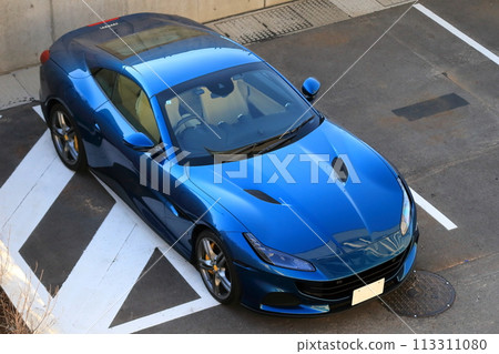 停車場中一輛跑車的圖像 停車場中一輛跑車的圖像 113311080