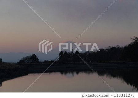 安靜的早晨，灌溉池塘映照著黎明的天空和富士山 113311273