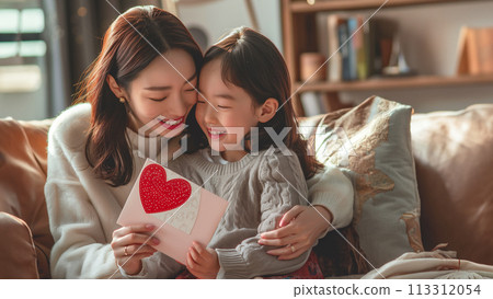 微笑的母親和快樂的女兒之間的溫柔時刻 113312054