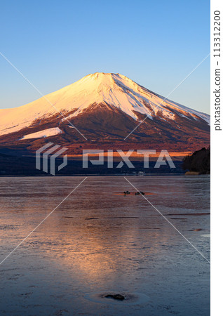 Mount Fuji seen from Lake Yamanaka in the early morning 113312200