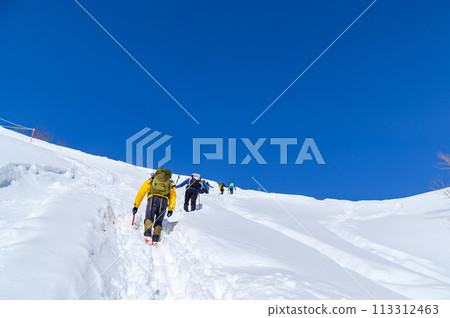 嚴冬中攀登谷川山和天神山脊的登山者 113312463