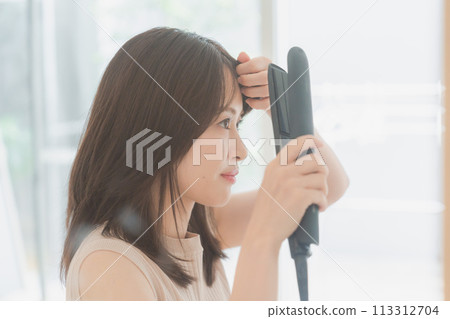 年輕女子用燙髮器定發 年輕女子用燙髮器定發 113312704