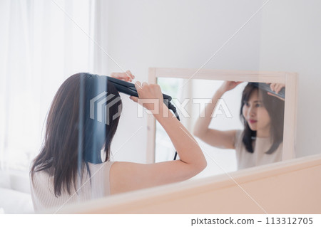 年輕女子用燙髮器定發 年輕女子用燙髮器定發 113312705