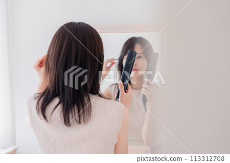 年輕女子用燙髮器定發 113312708