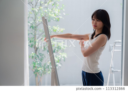 一個關心自己身材的年輕女性 113312866