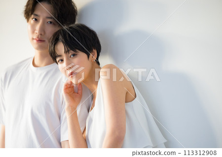 Image of young men and women Image of young men and women 113312908