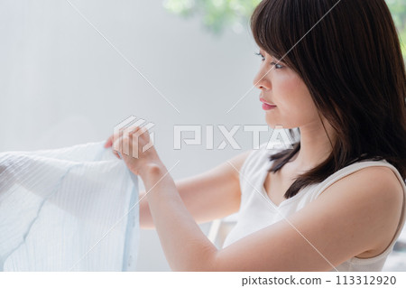 年輕女子換衣服 年輕女子換衣服 113312920