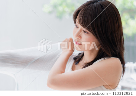 年輕女子換衣服 113312921