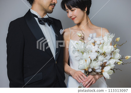 穿婚紗的女人和穿燕尾服的男人 穿婚紗的女人和穿燕尾服的男人 113313097