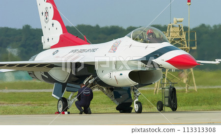 Leader of the U.S. Air Force acrobatic team "Thunderbirds" begins 113313308