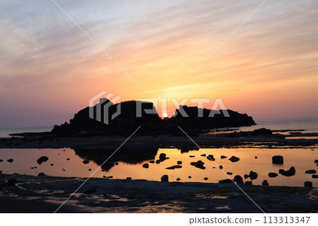 Spring sunset in Fukaura, Sea of Japan 113313347