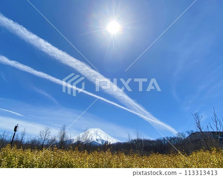 富士山和飛機雲 113313413