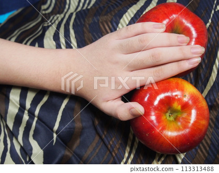 Hand, apple, apple Hand, apple, apple 113313488