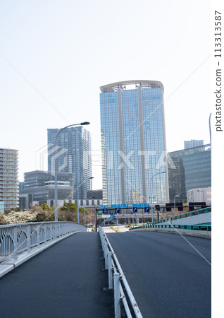 與道路和摩天大樓的城市景觀 113313587