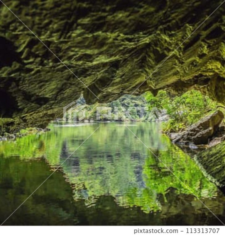 Mysterious cave reflected on the water surface 113313707
