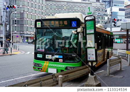 開往豐洲市場的都營巴士（日野Blue Ribbon City Hybrid）在新橋站停靠 113314534