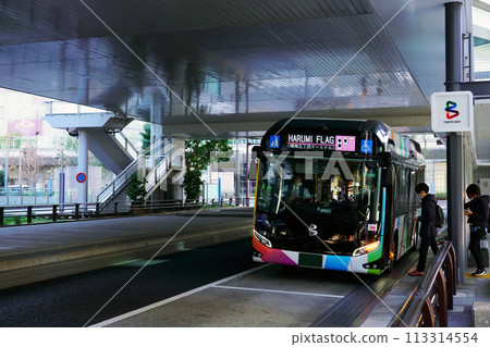 Tokyo BRT (TOYOTA SORA) bound for HARUMI FLAG picks up passengers at Shinbashi bus stop Tokyo BRT (TOYOTA SORA) bound for HARUMI FLAG picks up passengers at Shinbashi bus stop 113314554