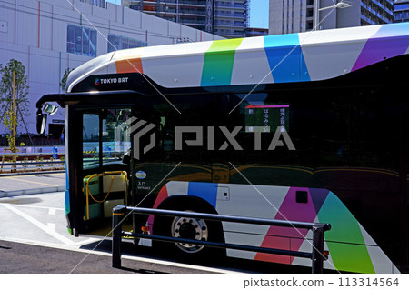 東京BRT在晴海五丁目總站等待乘客/側視圖特寫（豐田SORA） 113314564