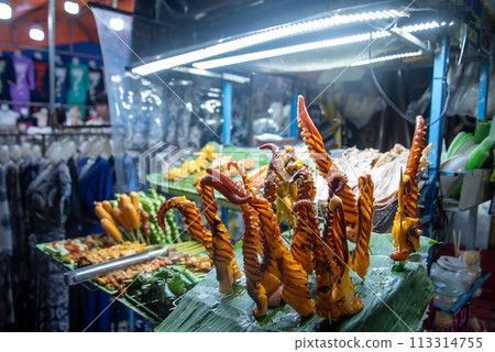 Night market in Hoi An, Vietnam 113314755