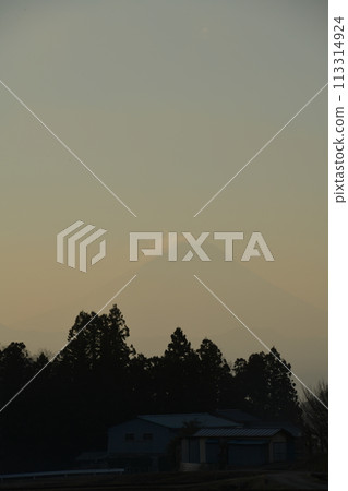 A morning when Mt. Fuji was faintly visible through the morning mist A morning when Mt. Fuji was faintly visible through the morning mist 113314924