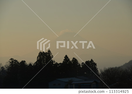 A morning when Mt. Fuji was faintly visible through the morning mist A morning when Mt. Fuji was faintly visible through the morning mist 113314925
