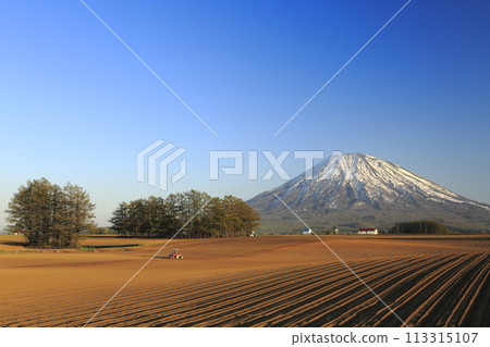 Spring-plowed fields and Mt. Yotei as seen from Mizuho, Kutchan-cho, Hokkaido Spring-plowed fields and Mt. Yotei as seen from Mizuho, Kutchan-cho, Hokkaido 113315107