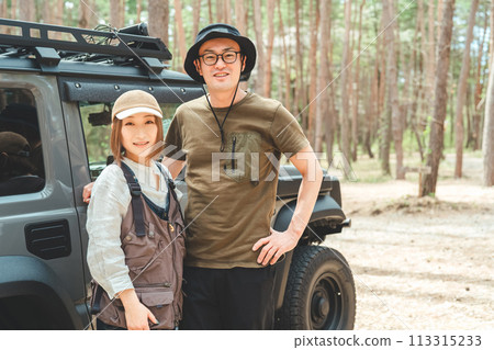 熱愛戶外、旅行、駕駛、開房車、SUV、汽車露營(汽車露營)的情侶露營者 熱愛戶外、旅行、駕駛、開房車、SUV、汽車露營(汽車露營)的情侶露營者 113315233