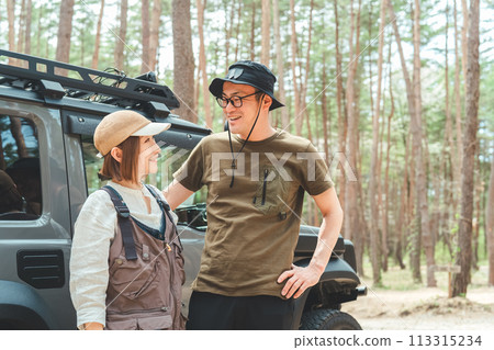 熱愛戶外、旅行、駕駛、開房車、SUV、汽車露營（汽車露營）的情侶露營者 113315234
