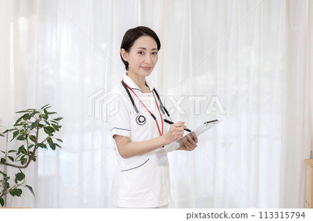 Female nurses, visiting nurses, home medical care 113315794