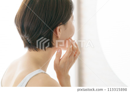 中年婦女做皮膚護理的後視圖 中年婦女做皮膚護理的後視圖 113315898