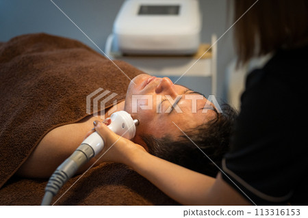 一位男士在男士美容沙龍接受空化臉部美容（皮膚護理/臉部線條） 113316153