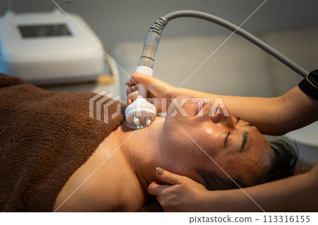 一位男士在男士美容沙龍（皮膚護理）接受空化面部美容 113316155