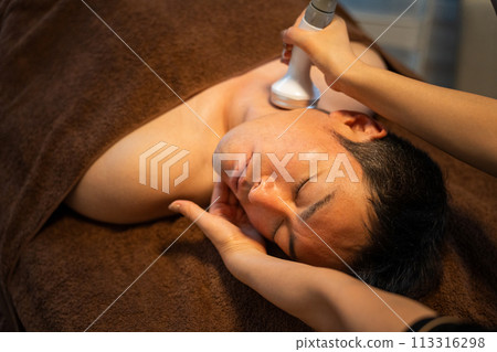一位男士在男士美容院接受肩部射頻/空化治療（皮膚護理/肩膀酸痛） 113316298