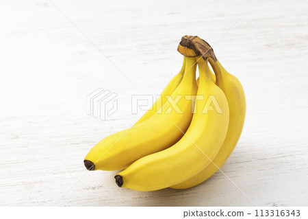 香蕉放在白板上 113316343