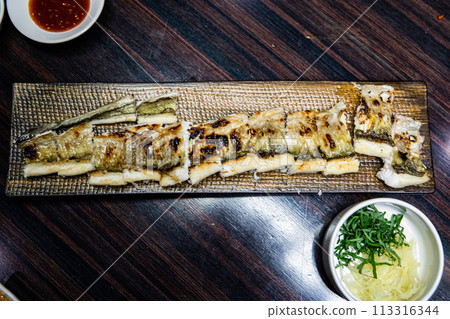 Delicious and healthy grilled eel cooked on an iron plate until yellow. 113316344