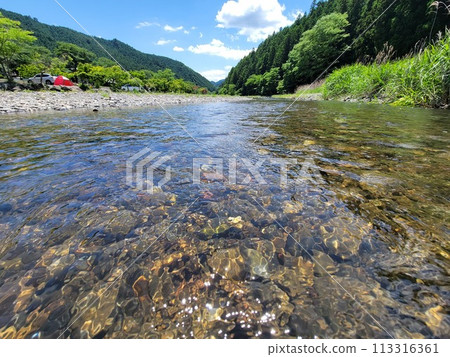 高透明度的清澈溪流[飯能市入間川] 113316361