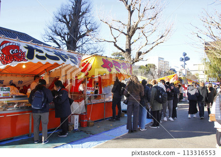 A popular attraction at festivals. Takoyaki, yakisoba, apricot candy and other creative foods are available, inviting visitors to sample them while walking around. 113316553