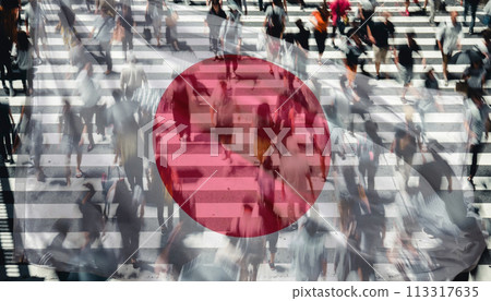人們穿過人行道和日本國旗的拼貼畫 人們穿過人行道和日本國旗的拼貼畫 113317635