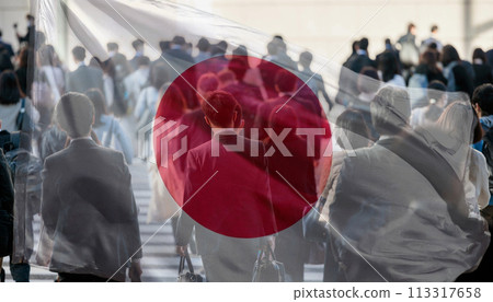 人們穿過人行道和日本國旗的拼貼畫 113317658