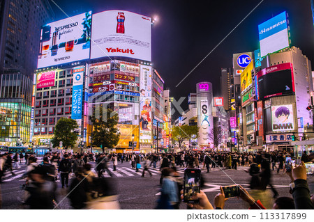 日本東京城市景觀回歸！ ....澀谷擠滿了外國遊客...智慧型手機無所不在，進入新時代=4月6日 113317899