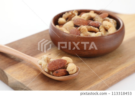 mixed nuts in a bowl 113318453
