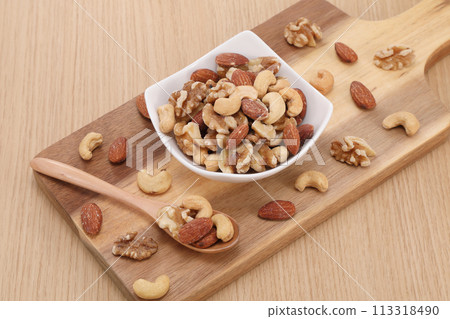 mixed nuts in a bowl 113318490
